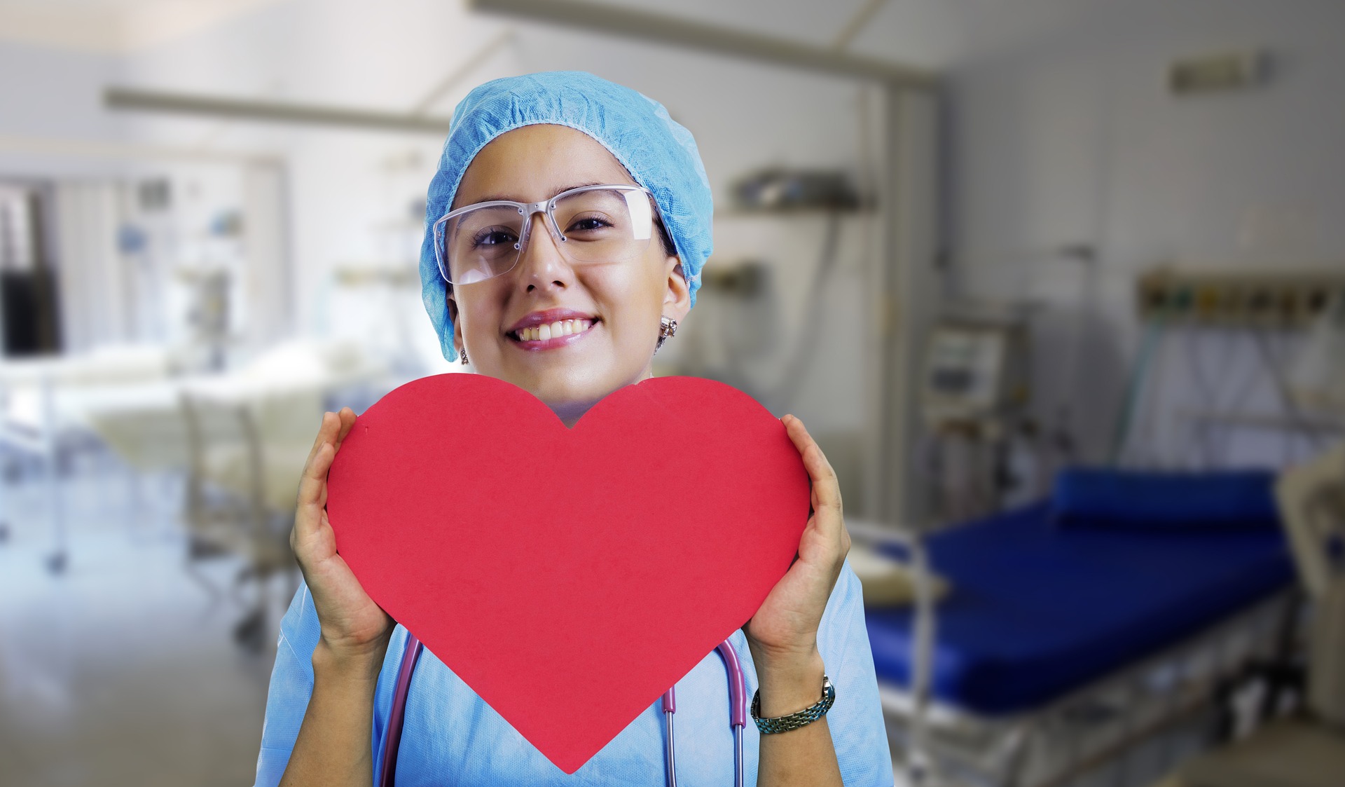 Soignante tenant un cœur en papier, symbole de bienveillance envers les patients
