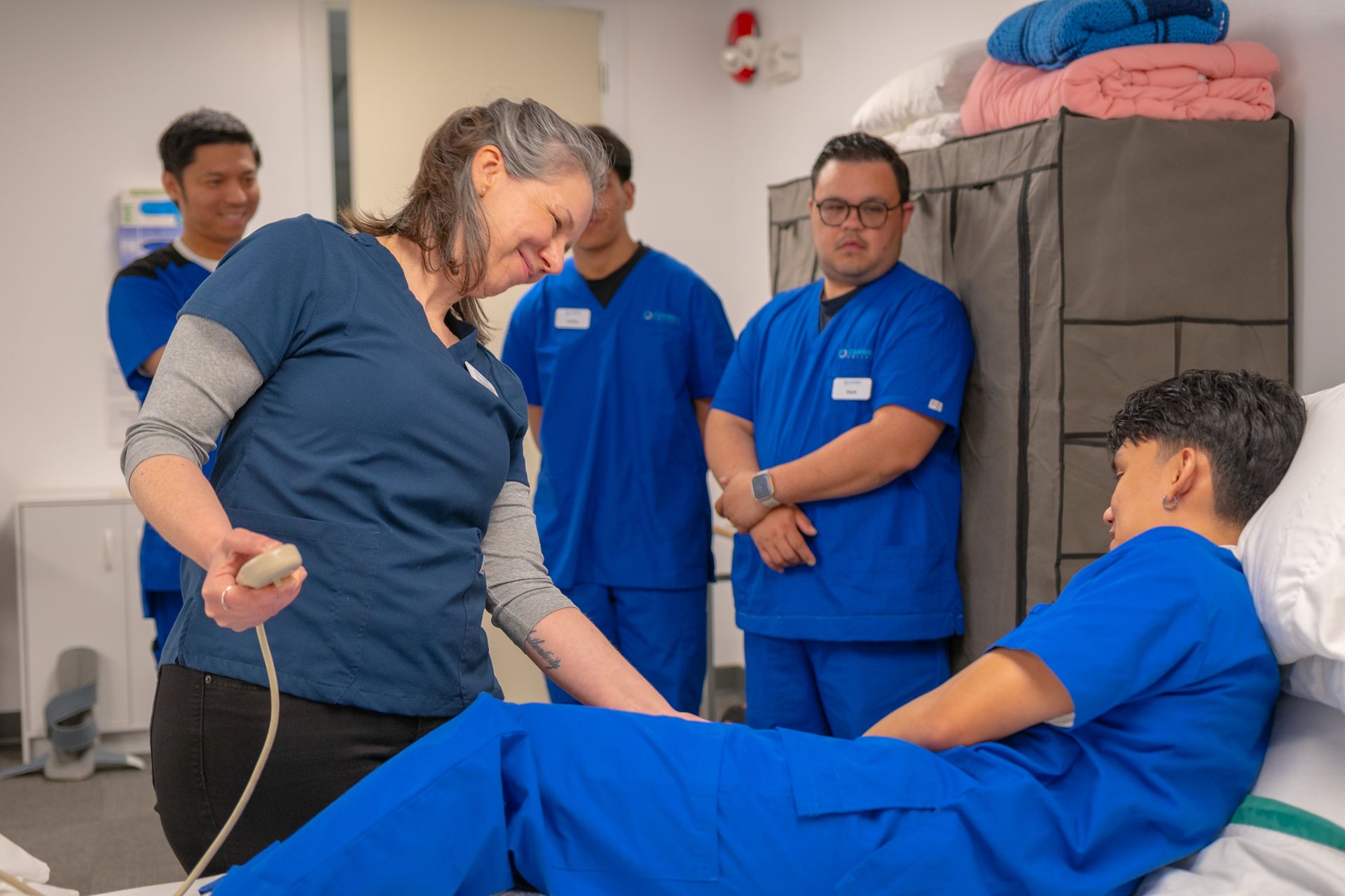 Équipe soignante coordonnant ensemble le suivi d'un patient